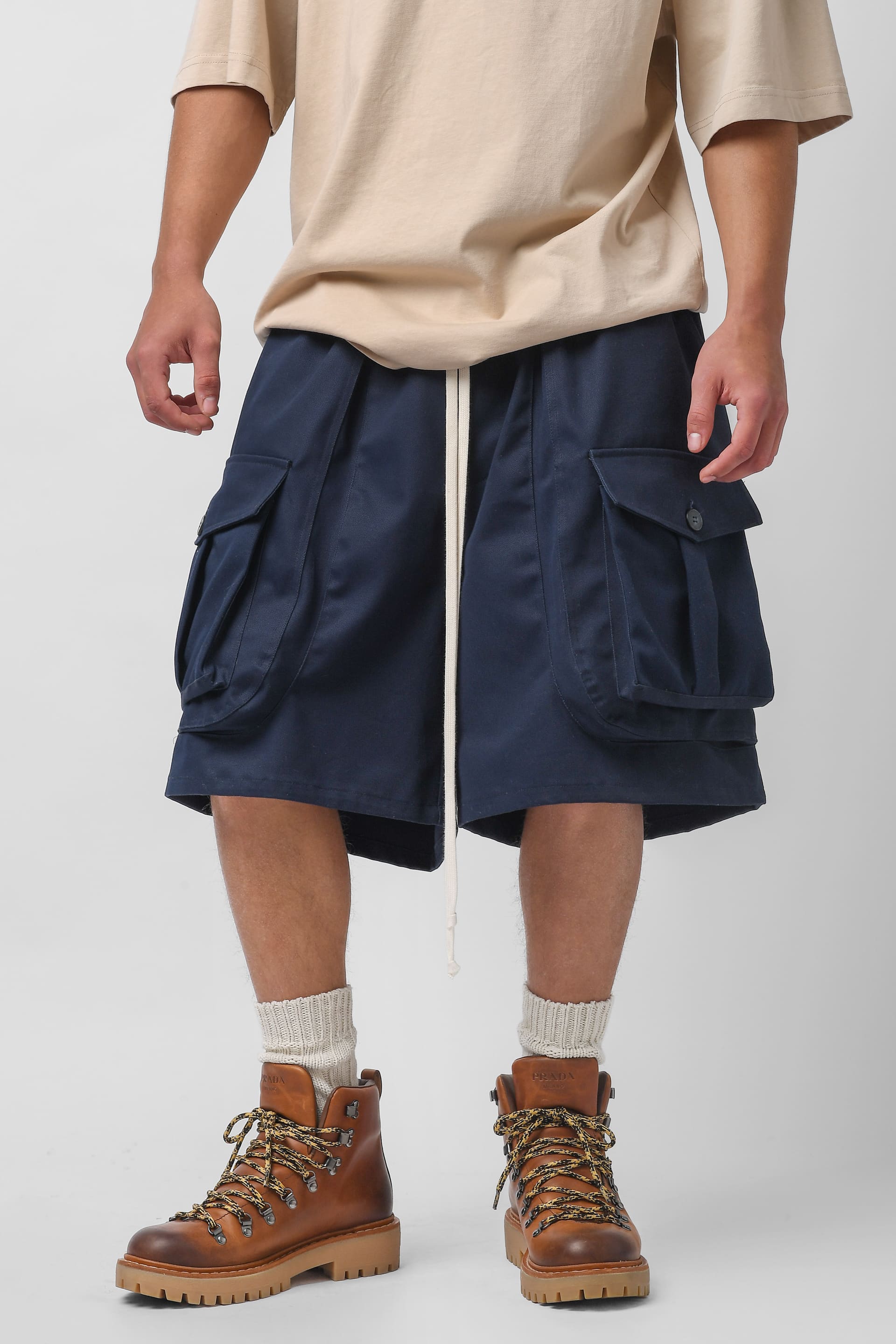 Bermuda shorts with blue pocket